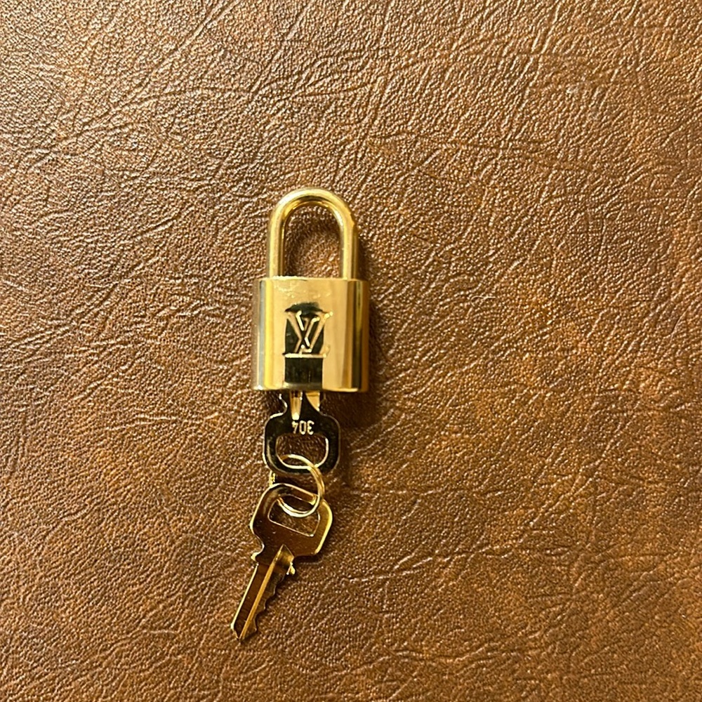 Louis Vuitton Paris  shinny padlock & key #304